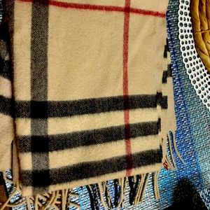 168 x 30cm/66.1 x 11.8in
100% cashmere
Rectangular
Fringing at both ends